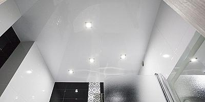 Глянцевый натяжной потолок в ванную комнату белого цвета 5кв.м