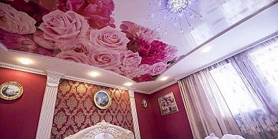 Натяжной потолок в спальню с фотопечатью цветочный принт 10кв.м