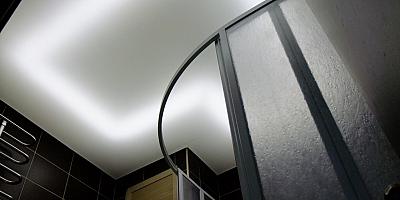 Светопроводящий натяжной потолок в ванную комнату белого цвета 4кв.м